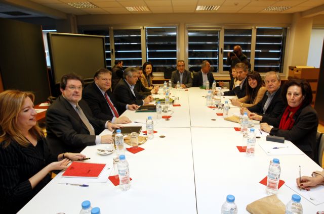 Με διμέτωπο αγώνα προς τα δεξιά και τα αριστερά το ΠΑΣΟΚ στην πορεία για τις κάλπες