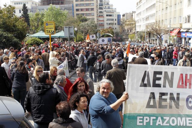 Ένταση έξω από το υπουργείο Εσωτερικών – Ακαρπη η συνάντηση των δημάρχων με τον Τ.Γιαννίτση