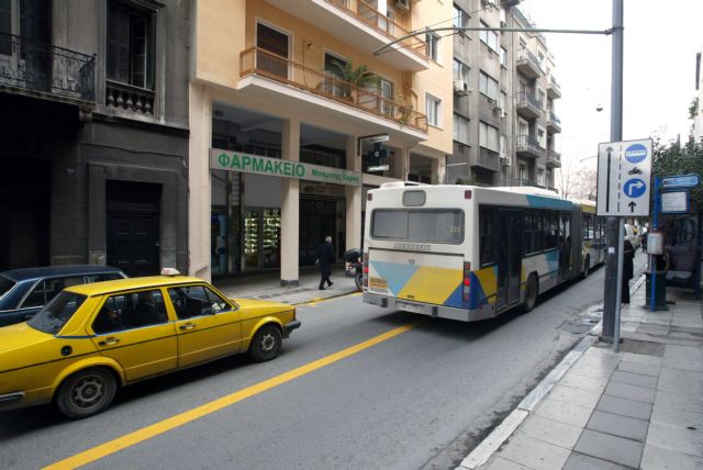 Ζημιές σε δύο ΙΧ από τρελή πορεία αστικού λεωφορείου στο Παγκράτι