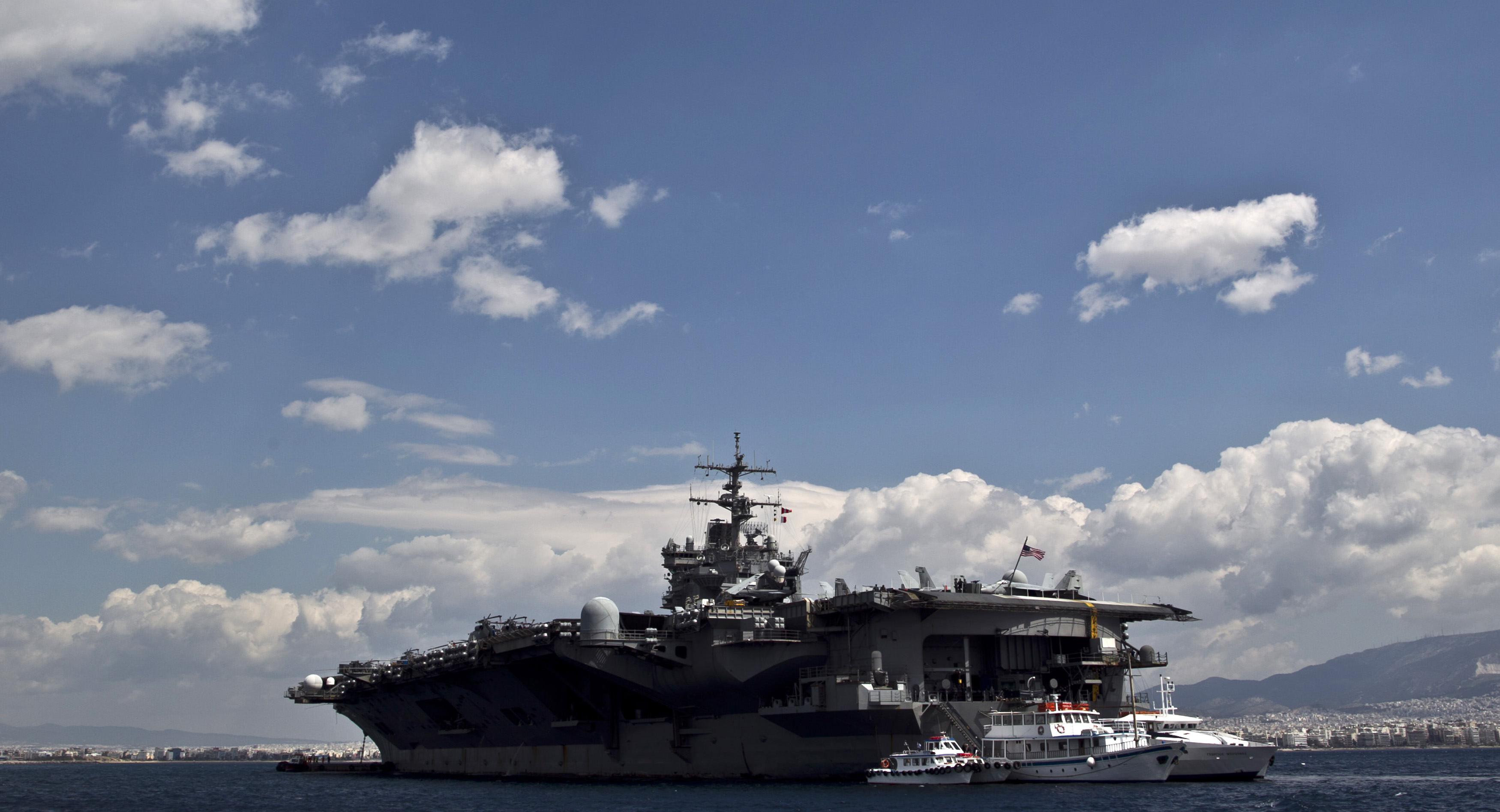 Στον όρμο του Φαλήρου το αμερικανικό αεροπλανοφόρο «Έντερπραϊζ»