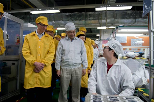Επίσκεψη στο εργοστάσιο της Foxconn πραγματοποίησε τo αφεντικό της Apple