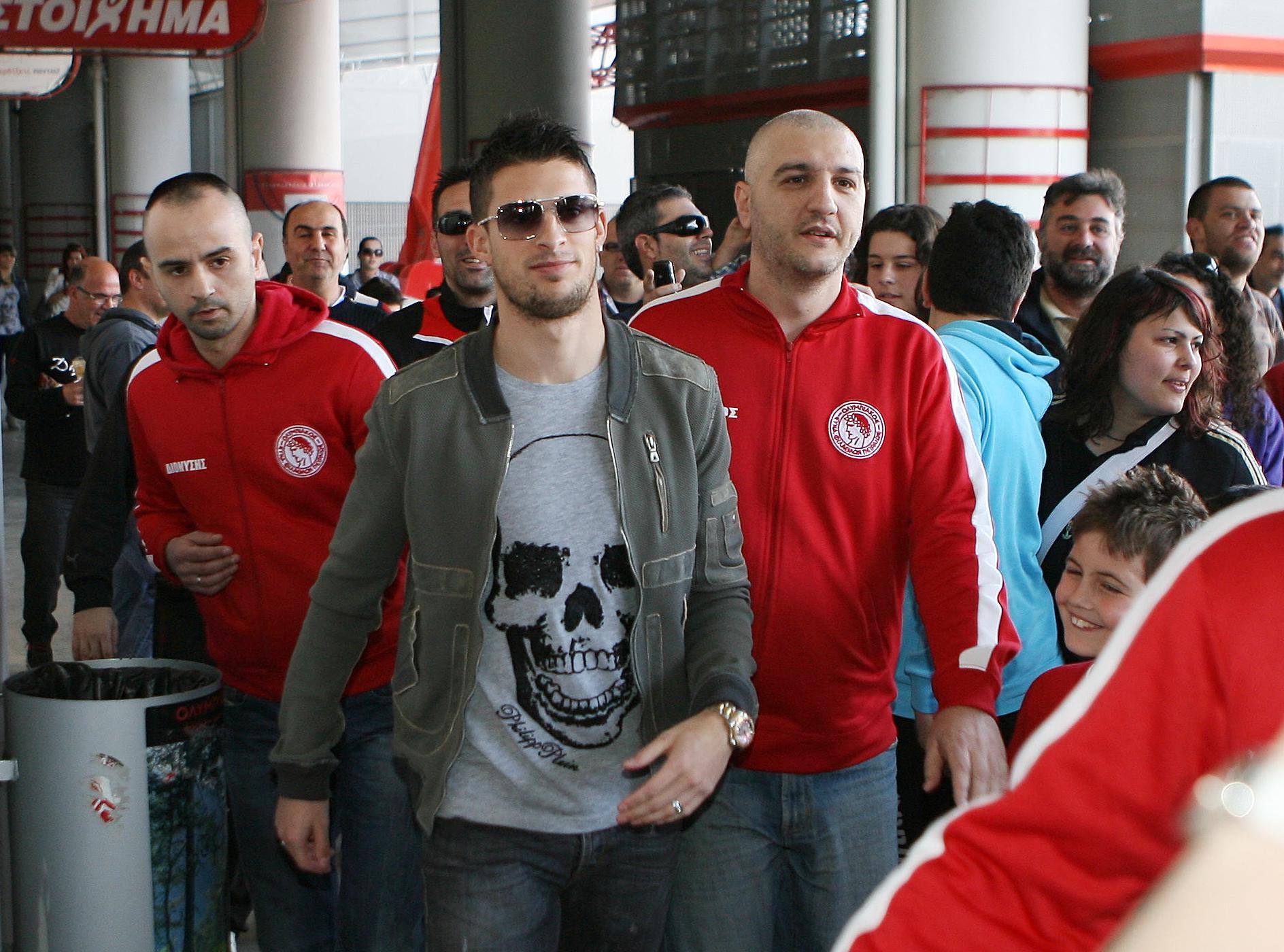 Αποθέωση Μιραλάς από περίπου 500 οπαδούς του Ολυμπιακού