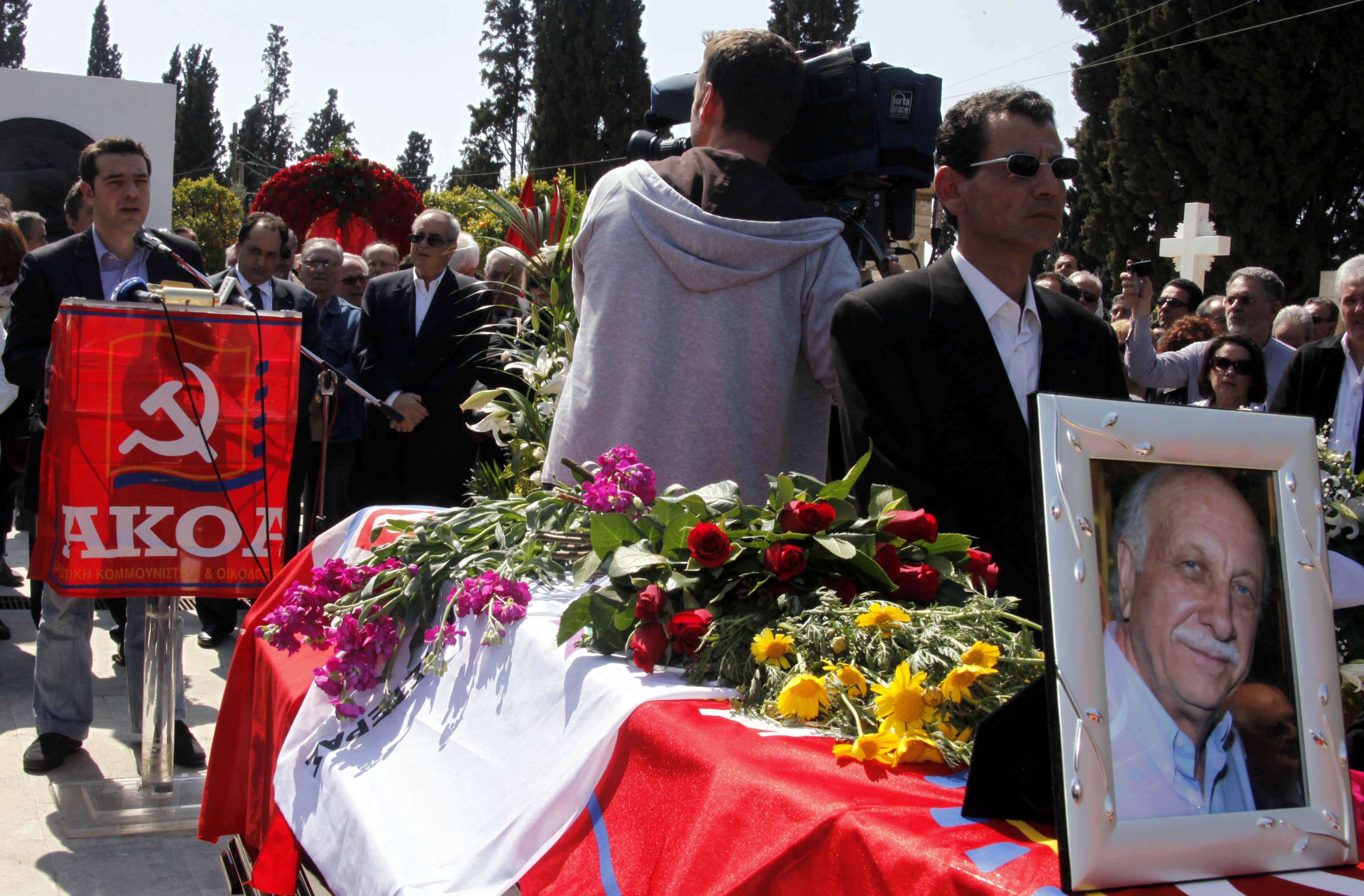 Πλήθος κόσμου για το τελευταίο «αντίο» στον Γιάννη Μπανιά