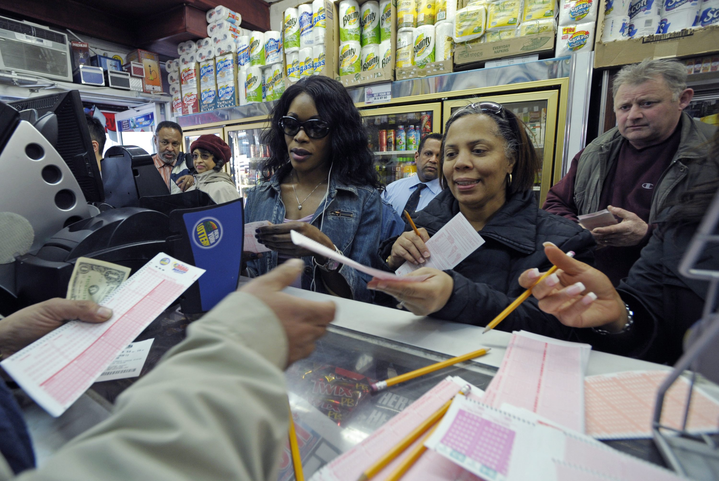 Οι ΗΠΑ αναζητούν τον τυχερό που κέρδισε 640 εκατ. δολαρίων σε τζάκποτ
