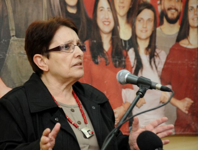 Σενάρια για εκλογές το φθινόπωρο καταγγέλλει η Αλέκα Παπαρήγα