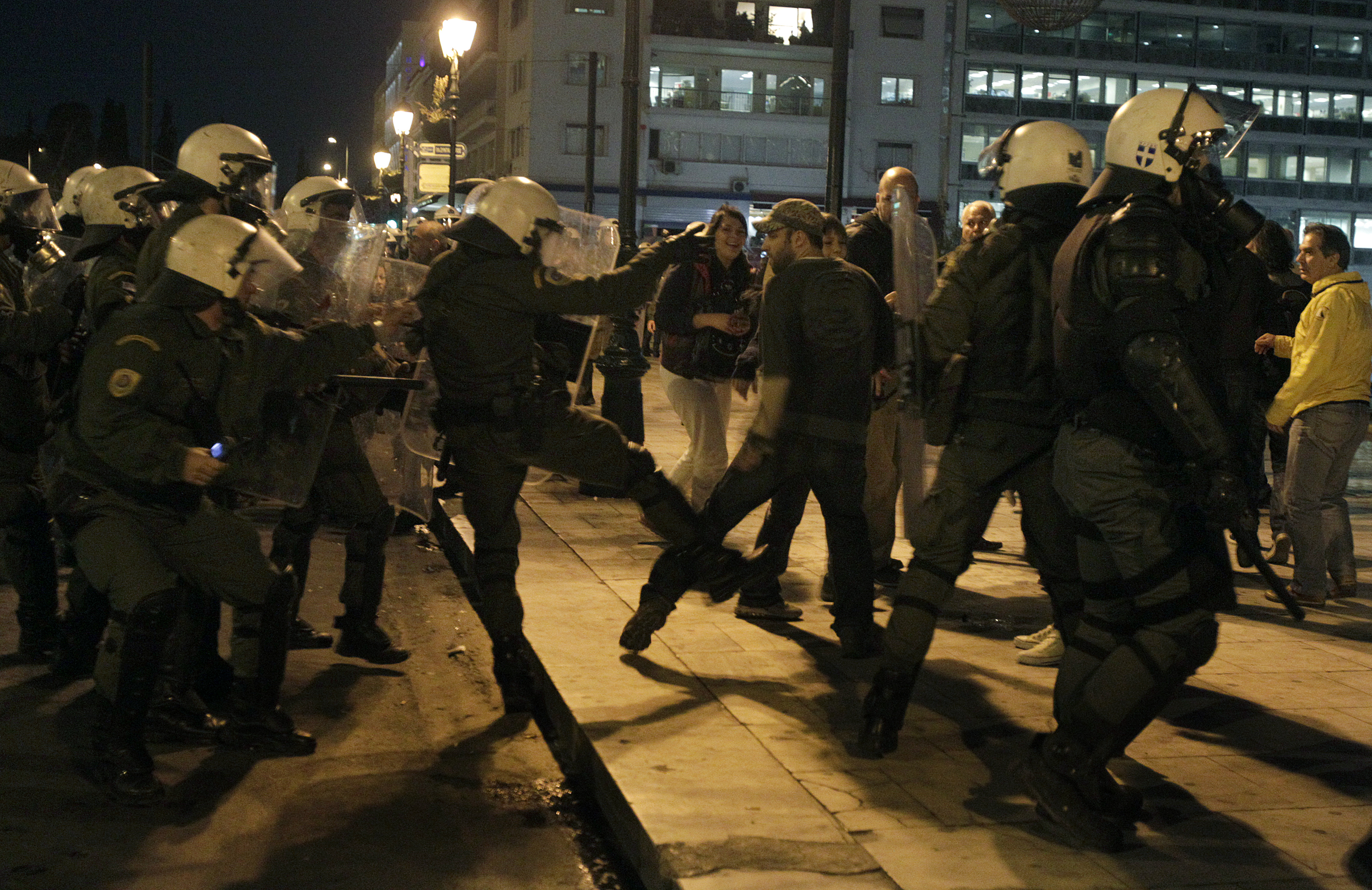 Την επίθεση των ΜΑΤ κατά του Μ.Λώλου καταγγέλλουν η Ένωση Φωτορεπόρτερ και η ΠΟΕΣΥ