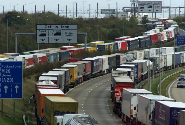 Απεργούν οι φορτοεκφορτωτές για το «κούρεμα» των αποθεματικών τους