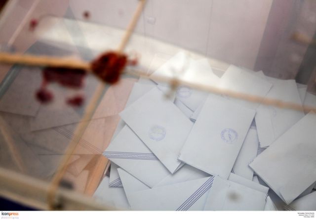 Προβάδισμα της ΝΔ και πολυκομματική Βουλή δείχνουν νέες δημοσκοπήσεις