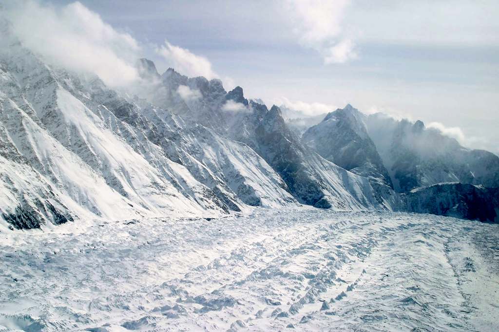 Χιονοστιβάδα καταπλάκωσε πάνω από 130 Πακιστανούς στρατιώτες στα σύνορα με την Ινδία