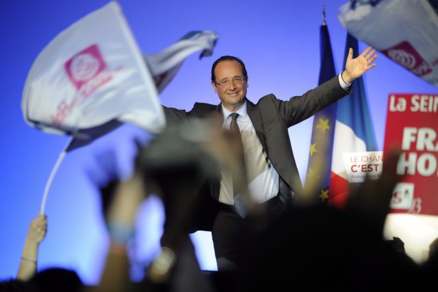 Για την τριπλή απειλή που αντιμετωπίζει ο Ολάντ γράφει ο Guardian