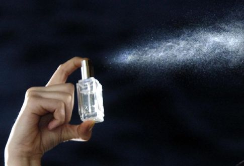 Ορμονικό σπρέι για τη λίμπιντο «τραβά τους άνδρες από τη μύτη»