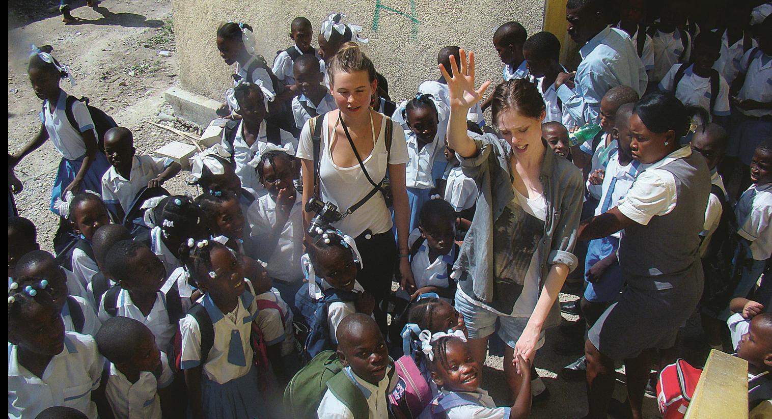 Ένα top model αγκαλιάζει τα ορφανά της Αϊτής