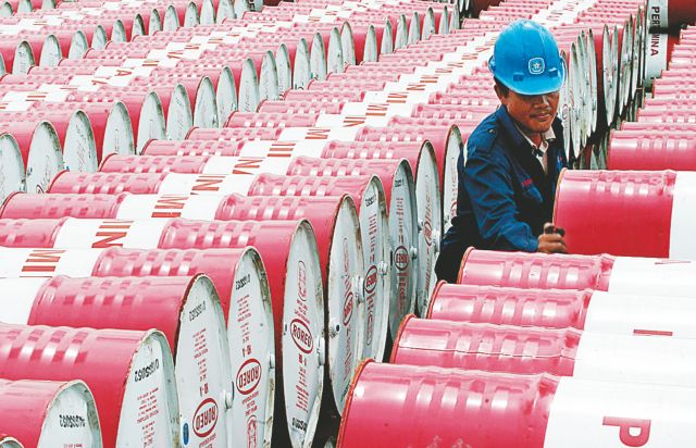 Μεγάλη πτώση της τιμής του πετρελαίου μπρεντ, στα 120 δολ. το βαρέλι