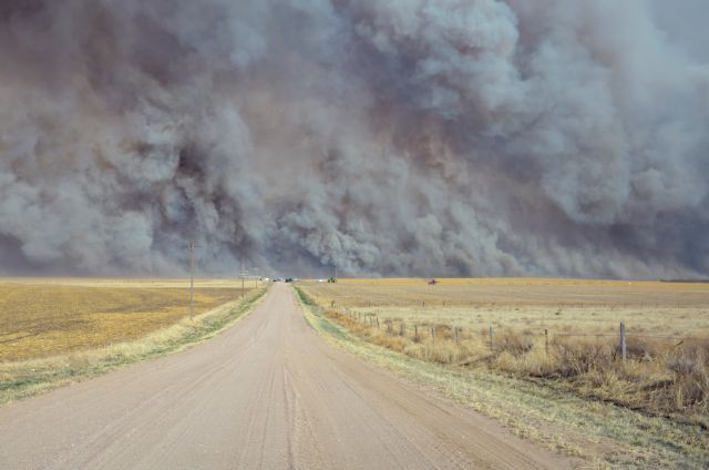 Δεκάδες πυρκαγιές «τροφοδοτεί» η ξηρασία του περασμένου χειμώνα στις ΗΠΑ
