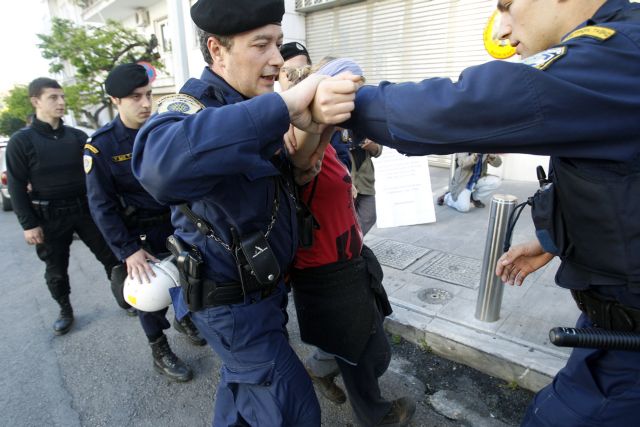 Προσαγωγές σε διαμαρτυρία ακτιβιστών έξω από τη γερμανική πρεσβεία
