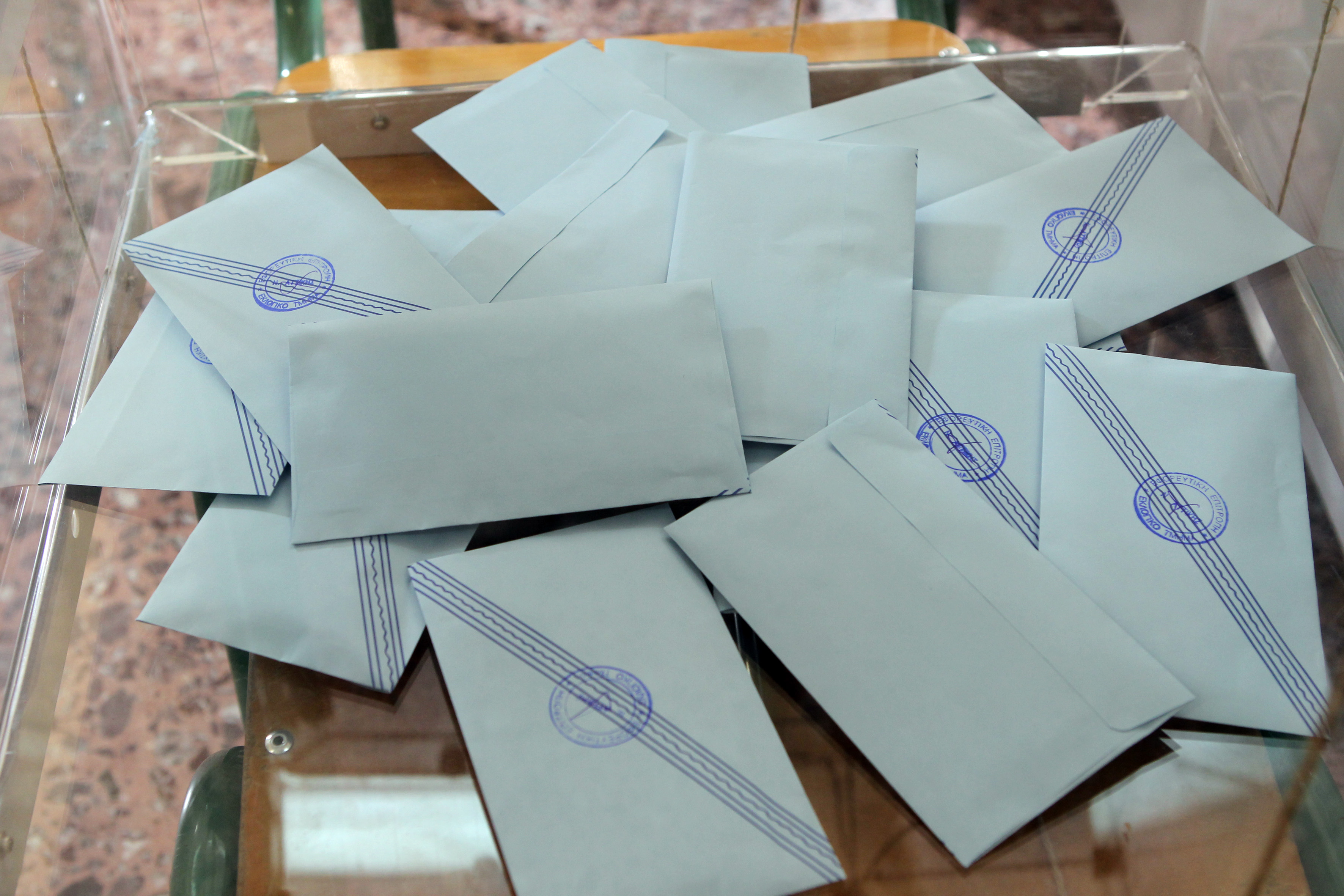 Οκτώ κόμματα στη Βουλή δείχνει μία ακόμα δημοσκόπηση