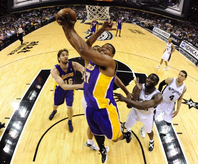 Νίκη των Λέικερς στο Σαν Αντόνιο με πάρτι… Μπάινουμ