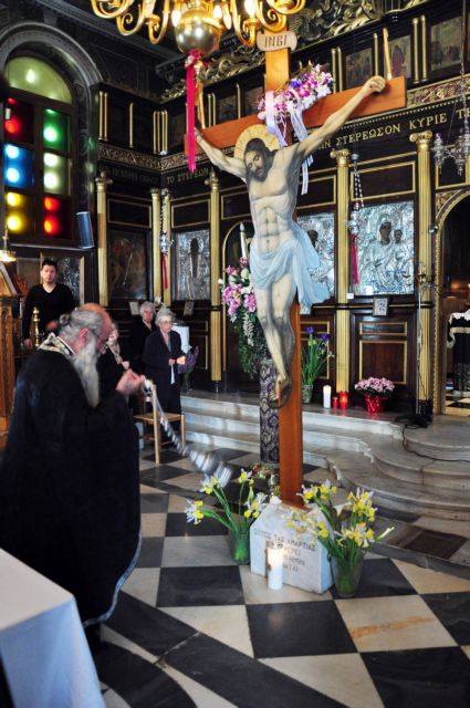 Σε κλίμα κατάνυξης η τελετή Αποκαθήλωσης του Ιησού Χριστού