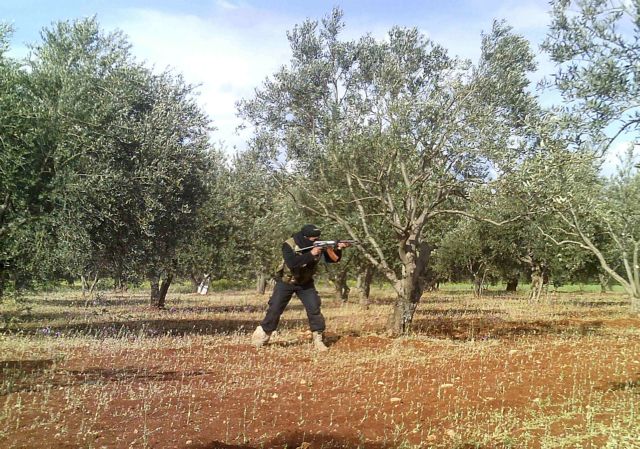 Βομβαρδισμούς στη Συρία καταγγέλλουν ακτιβιστές, ενώ αναμένονται οι παρατηρητές του ΟΗΕ