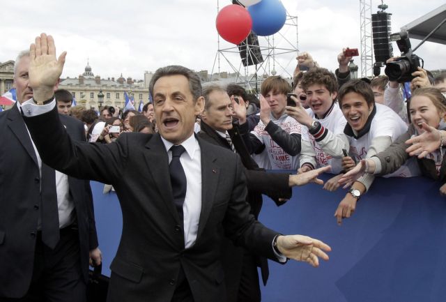 Κορυφώνεται η προεκλογική κόντρα Σαρκοζί - Ολάντ στη Γαλλία