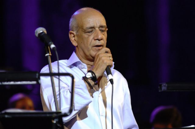 Σύσσωμος ο πολιτικός κόσμος αποχαιρετά τον Δημήτρη Μητροπάνο