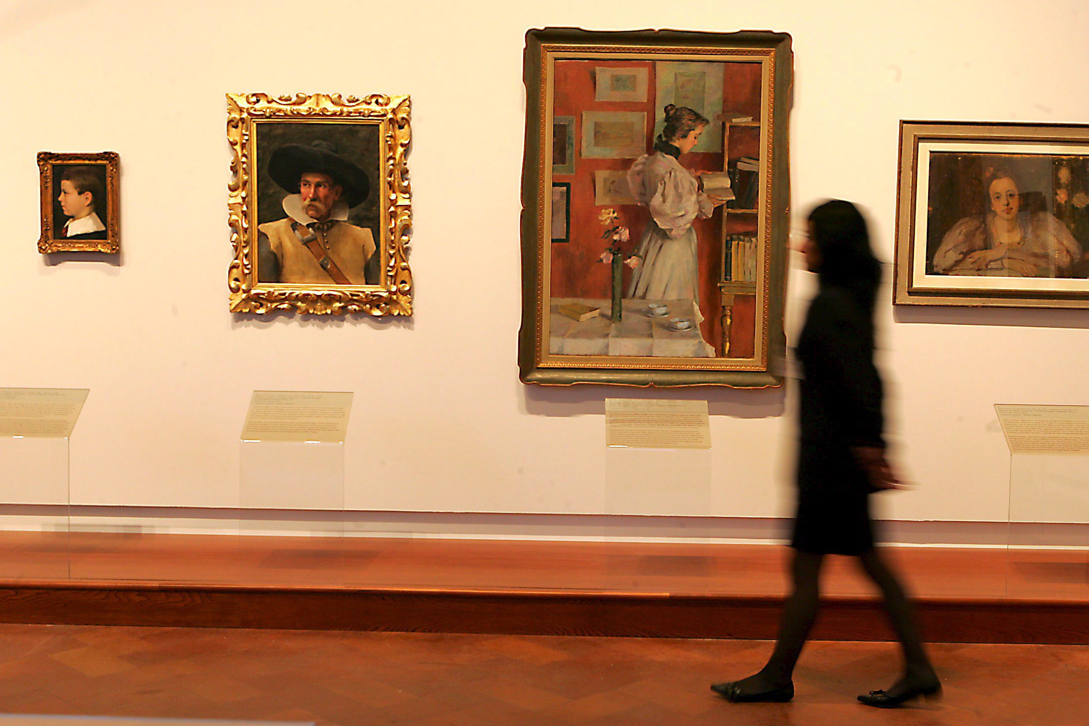 Ιταλός διευθυντής μουσείου καίει έργα τέχνης διαμαρτυρόμενος για τη λιτότητα