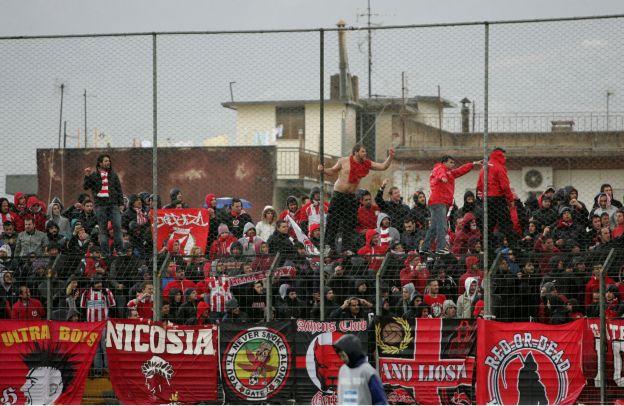 Συνελήφθησαν τρεις οπαδοί στην Αρτα που είχαν στόχο πούλμαν του Ολυμπιακού