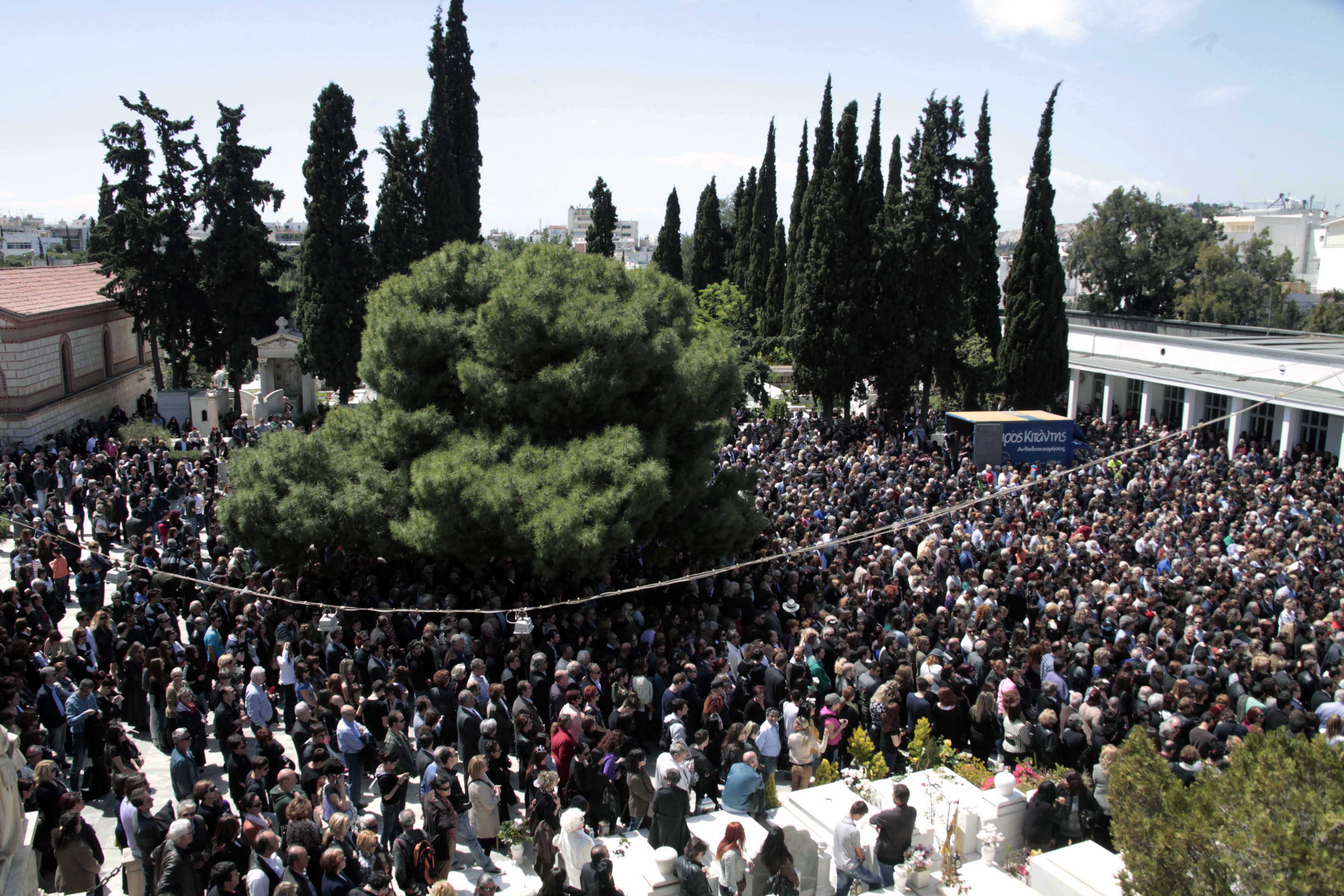 Χιλιάδες άνθρωποι είπαν το τελευταίο «αντίο» στον Δημήτρη Μητροπάνο