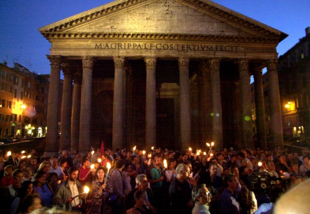 Εκατοντάδες Ιταλοί στους δρόμους της Ρώμης, διαμαρτυρόμενοι για τις αυτοκτονίες της κρίσης