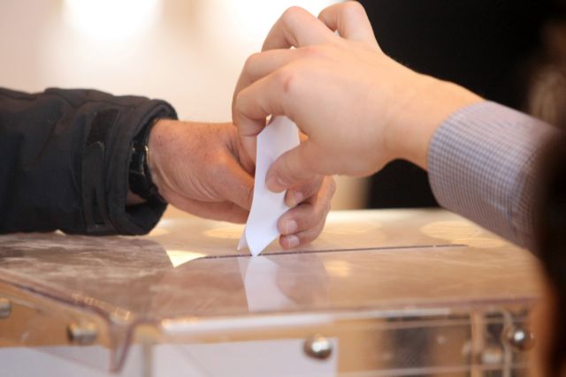 Στο 40% η δύναμη ΝΔ – ΠΑΣΟΚ και Βουλή 10 κομμάτων, βάσει των τελευταίων δημοσκοπήσεων