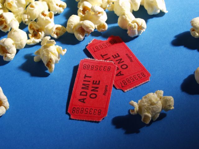 Τα σινεμά ρίχνουν τις τιμές των εισιτηρίων