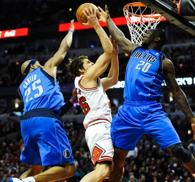 Οι Μπουλς κέρδισαν τους Μάβερικς και κλείδωσαν την πρωτιά στην Ανατολή