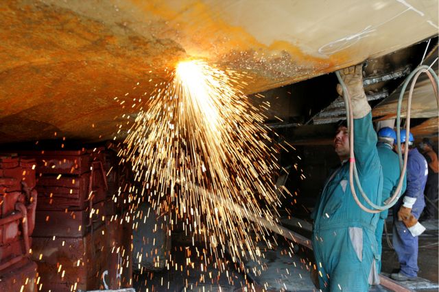 Συγκέντρωση διαμαρτυρίας στο ΥΠΟΙΚ από εργαζόμενους στα Ναυπηγεία Σκαραμαγκά