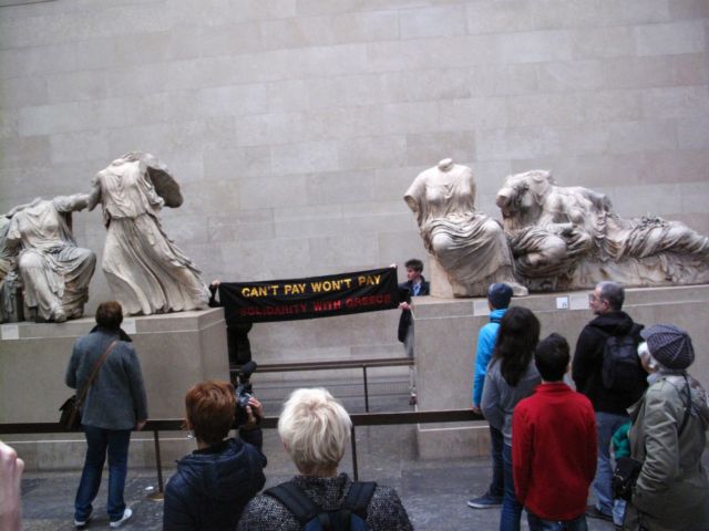 Πανό αλληλεγγύης προς τους Έλληνες στο Βρετανικό Μουσείο