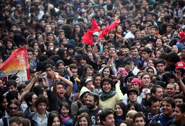 Στους δρόμους και πάλι δεκάδες χιλιάδες φοιτητές στη Χιλή