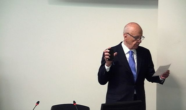 Για δεύτερη ημέρα καταθέτει ενώπιον επιτροπής για τις υποκλοπές ο Ρ.Μέρντοχ