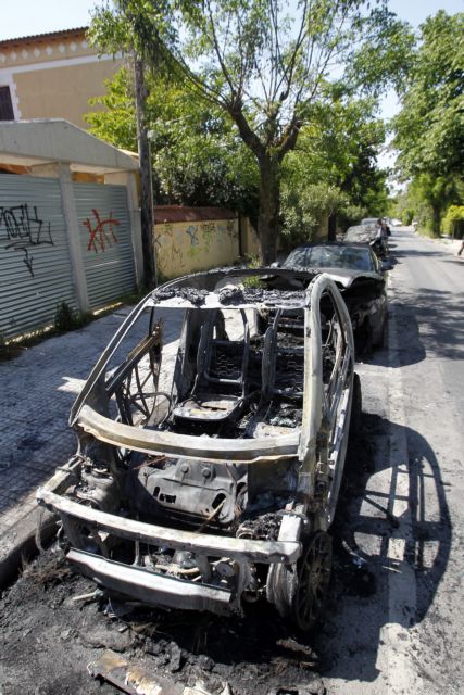 Άγνωστοι πυρπόλησαν δέκα αυτοκίνητα στην Κηφισιά