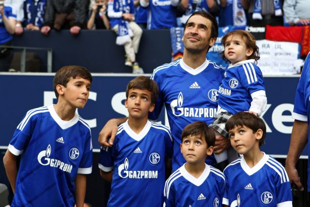 Το δακρυσμένο «αντίο» του senior Ραούλ στη Σάλκε