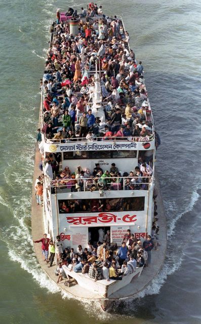 Τουλάχιστον 100 νεκροί από τη βύθιση φέριμποτ στην Ινδία