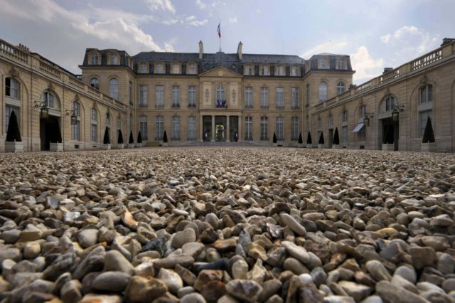 Πέφτει η αυλαία της προεκλογικής εκστρατείας Ολάντ-Σαρκοζί στη Γαλλία