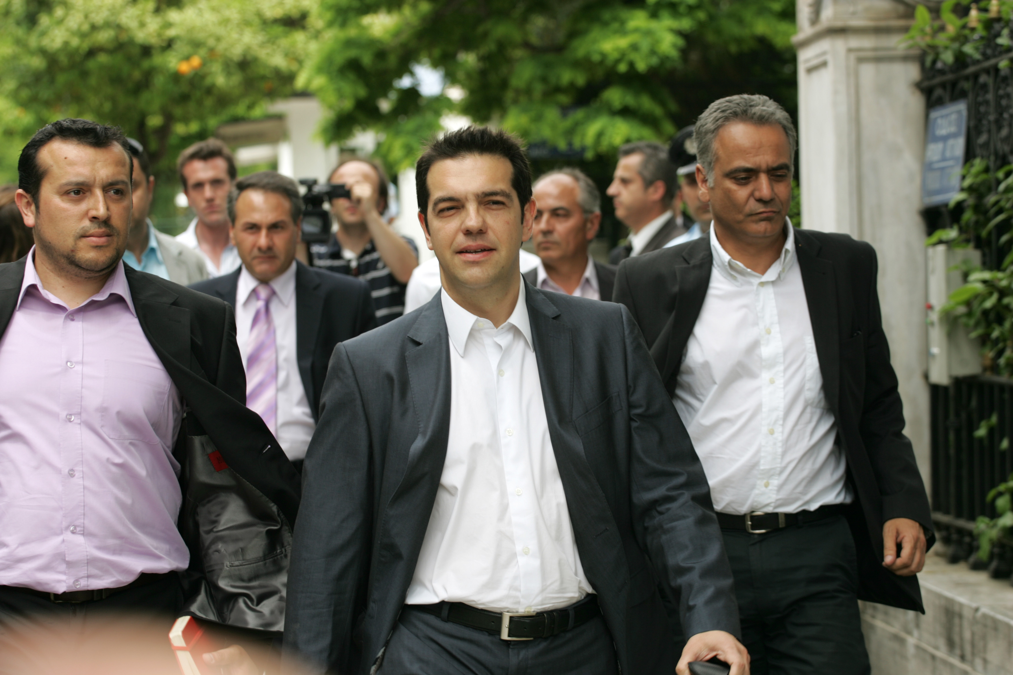 Πάρτε πίσω τις δεσμεύσεις σας, λέει σε Σαμαρά και Βενιζέλο ο Αλ.Τσίπρας