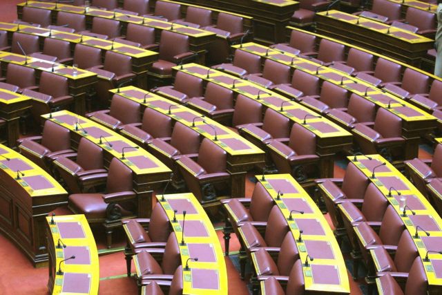 Διχασμένοι οι συνταγματολόγοι για τη σύγκληση της νέας Βουλής αν προκηρυχθούν εκλογές
