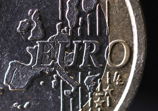 Έξοδο της χώρας από το ευρώ εντός του 2012 «βλέπει» έρευνα του Bloomberg