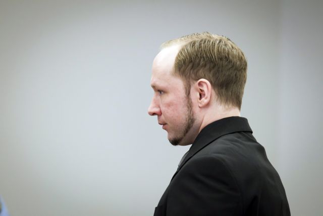 Παπούτσι εκτόξευσε στον Μπρέιβικ ένας από τους συγγενείς των θυμάτων