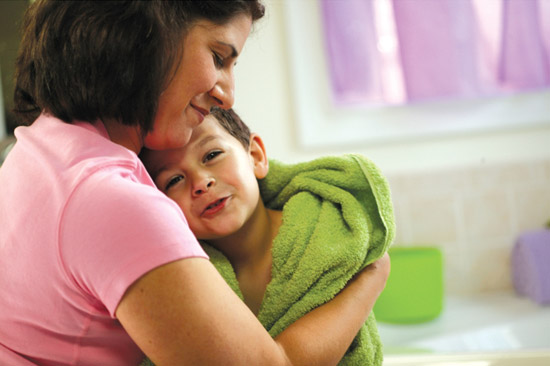 Η αγκαλιά είναι το σημαντικότερο δώρο για τις Ελληνίδες μαμάδες!