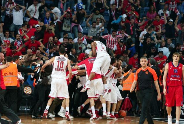 «Κουβάρι» και… τρελαμένοι οι παίκτες του Ολυμπιακού