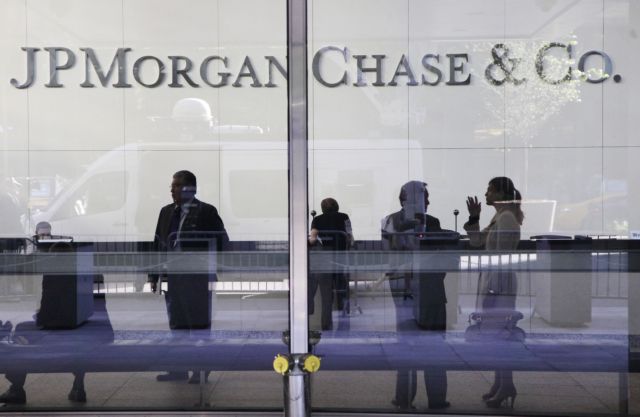 Τον δρόμο της εξόδου βλέπουν τρία στελέχη της JPMorgan Chase μετά τις ζημίες 2 δισ. δολαρίων