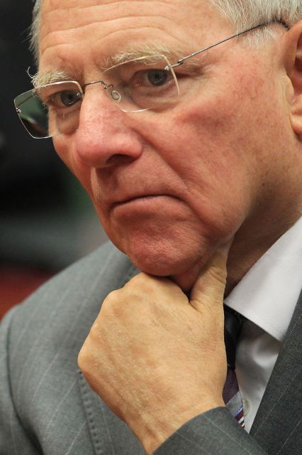 «Πείτε την αλήθεια στους Έλληνες, μνημόνιο και ευρώ πάνε μαζί» επιμένει ο Σόιμπλε