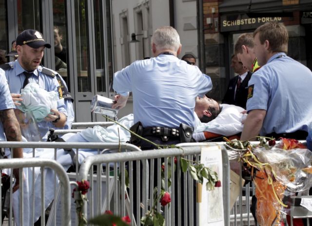 Άνδρας αυτοπυρπολήθηκε έξω από το κτίριο όπου δικάζεται ο Μπρέιβικ