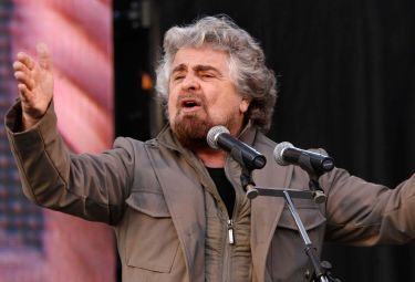 Ο Γκρίλο μπαίνει «σφήνα» στην ιταλική πολιτική σκηνή με 16,5% στα γκάλοπ